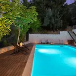 Apartmán Renovated Liana's Yénion
